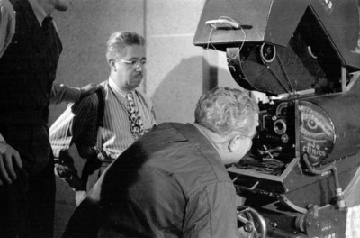Camarógrafo maniobra una cámara cinematográfica