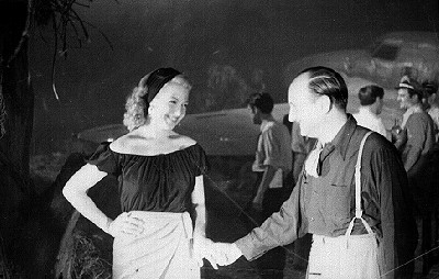 Director de cine conversando con una actriz en una zona selvática