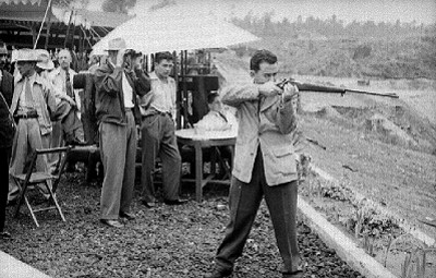 Actor apuntando con un rifle, durante una competencia de tiro en el Campo Moctezuma