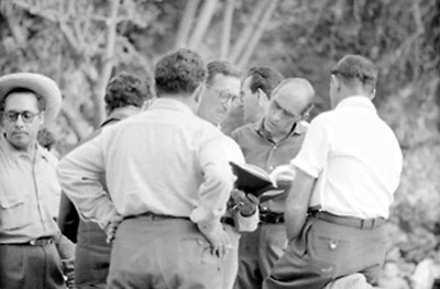 Julio Bracho y Gabriel Figueroa con otros, durante filmación en locación de la película Canasta de Cuentos Mexicanos
