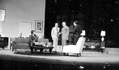 Sergio Corona Ortega con demas actores representando una obra teatral