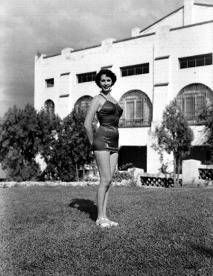 Modelo con traje de baño en un jardín