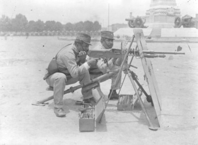 Soldados federales con ametralladora en la glorieta del monumento a Cuauhtémoc