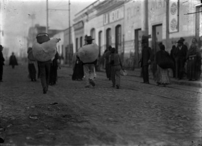 Gente camina por una calle, durante el armisticio de la Decena Trágica
