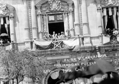 Venustiano Carranza habla al pueblo desde un balcón en sede de gobierno