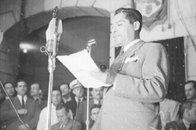 Manuel R. Palacios pronunciando un discurso, durante una ceremonia del sindicato de ferrocarrileros