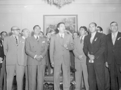 Miguel Alemán Valdéz, Manuel R. Palacios y demás personalidades, presidiendo una ceremonia en Palacio Nacional