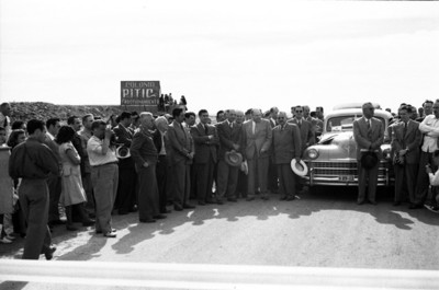 Miguel Alemán Valdés y comitiva en un carretera, durante la inauguración de la vía férrea México-Laredo