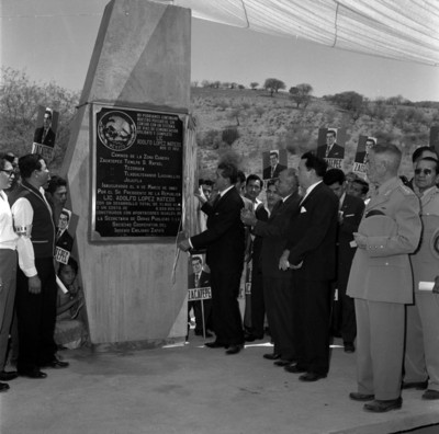 Adolfo López Mateos y Norberto López Avelar con funcionarios públicos durante la inauguración de los caminos de la zona cañera, en Zacatepec