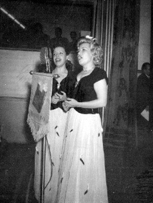 Cantantes actuando durante la publicidad de cigarros dominó en un progama de radio