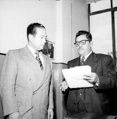 Empresarios de la Fiat leyendo un documento