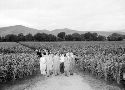 Norberto Aguirre y otros funcionarios visitan campos de cultivo en Atizapan