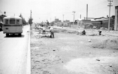 Trabajadores laborando en una calle durante las obras de desagüe