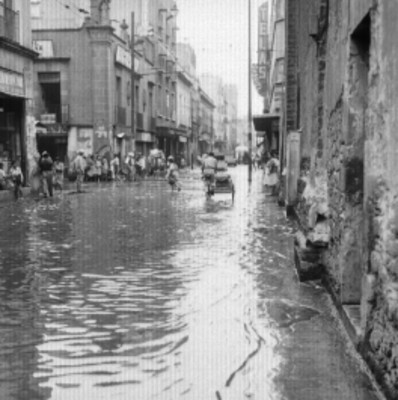 Calle de la Cd. de México inundada después de una aguacero