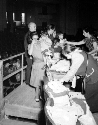 Empleados de la Lotería Nacional entregando regalos a niños