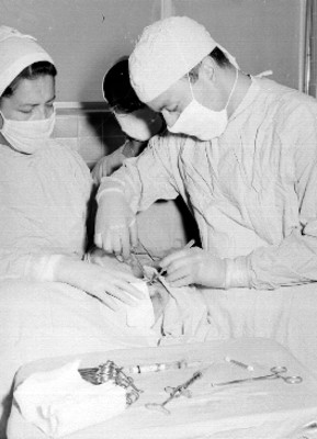 Médicos de la Clínica # 1, durante una intervención quirurgica