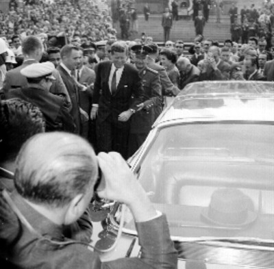 John F. Kennedy durante su visita la Columna de Independencia