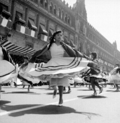 Mujeres con trajes regionales durante el desfile del 20 de Noviembre