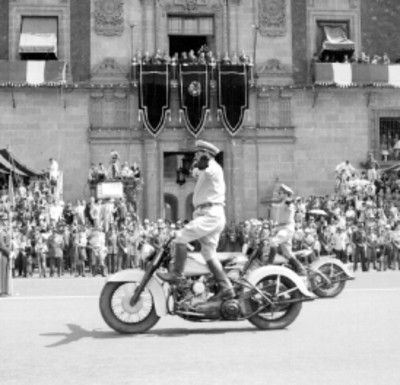 Escuadrón motorizado haciendo acrobacias durante un desfile