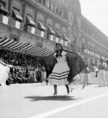 Mujeres con trajes regionales bailando durante el desfile del 20 de Noviembre
