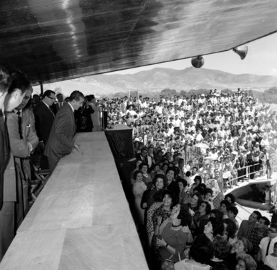 Adolfo López Mateos y comitiva ante mitin en su honor
