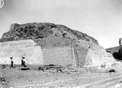 Hombres en el ángulo Sureste de la pirámide de Tenayuca