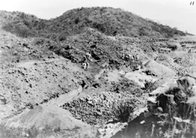 Hombres trabajan en excavación de Monte Albán
