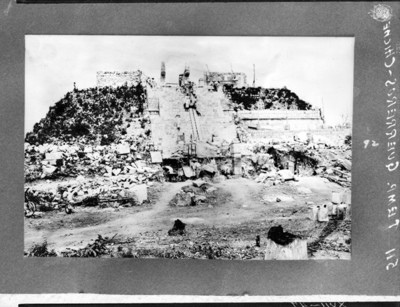Hombres realizan labores de reconstrucción en el Templo de los Guerreros