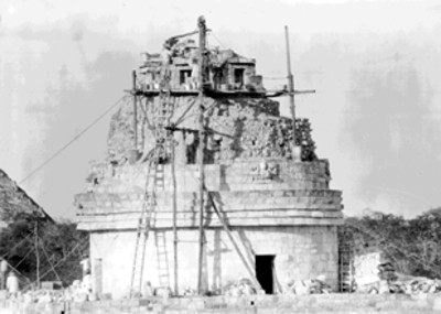 Hombres en reconstrucción del observatorio el caracol