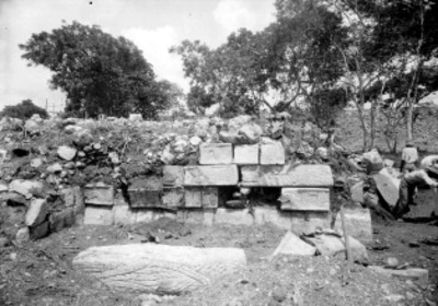 Excavación y exploración en una estructura arqueológica