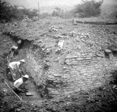 Hombres excavan el edificio B
