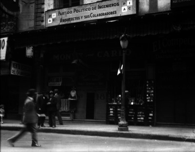 Gente afuera del cabaret "Monte Carlo", fachada