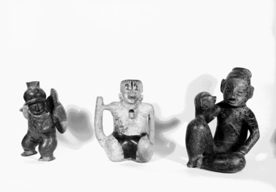 Figurillas de barro y vasija antropomorfa de la fase Comala