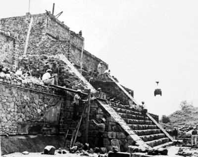 Hombres trabajan en restauración de la Pirámide de la Luna, reprografía