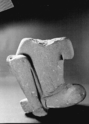Figura acéfala sedente, vista frontal