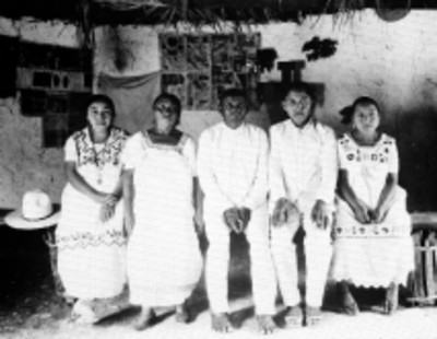 Familia de filiación étnica maya, retrato de grupo, reprografía