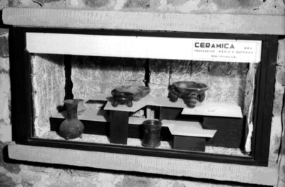 Vista frontal de vitrina con cerámica procedente del preclásico