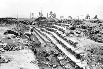 Vista de los trabajos de reconstrucción de una escalinata en Tlatelolco