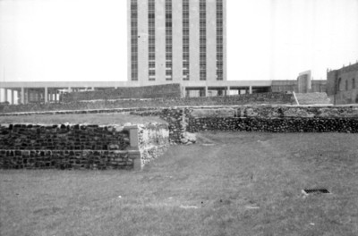 Vista parcial del Templo Mayor de Tlatelolco y el edifico del Centro Cultural Universitario Tlatelolco