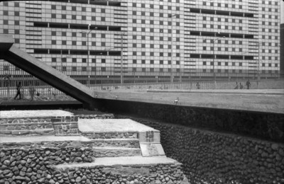 Vista lateral de edificio prehispánico en la zona norte de Tlatelolco