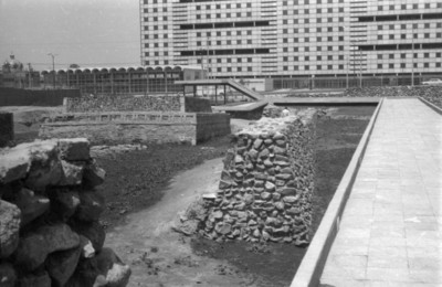 Vista posterior del Templo Calendárico y al fondo edificios de Tlatelolco