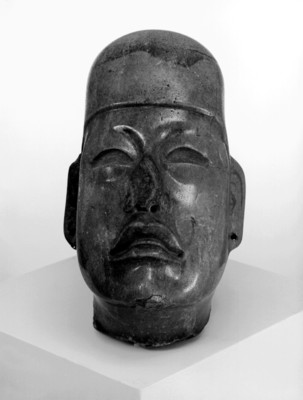 Cabeza masculina de la cultura olmeca