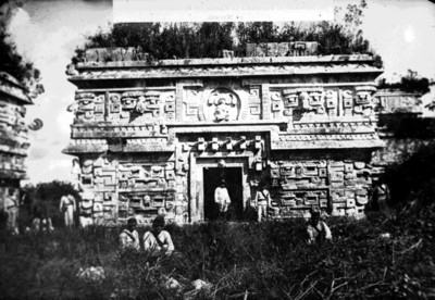 Hombres uniformados en el Templo de las Monjas