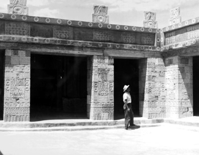 Hombre en el interior del Palacio de Quetzalpapálotl