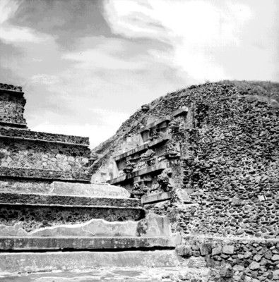 Vista parcial del Templo de Quetzalcóatl