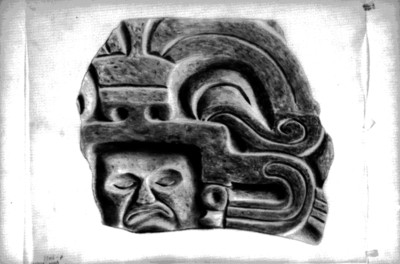 Dibujo de un relieve procedente de Dainzú que muestra un rostro antropomorfo con tocado, reprografía