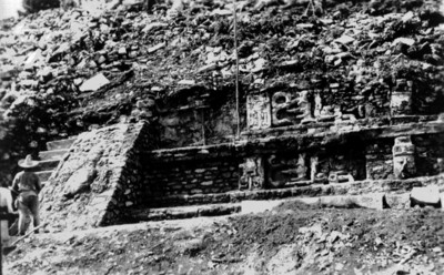Vista de los trabajos de restauración de una alfarda en Palenque