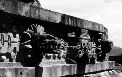 Vista lateral de los mascarones de Tláloc y serpiente emplumada en el Templo de Quetzalcóatl