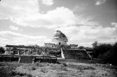 Vista del Edificio de El Caracol u observatorio en Chichén Itzá, reprografía