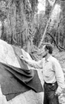 Investigador realiza una calca de la Estela 1 de Bonampak
